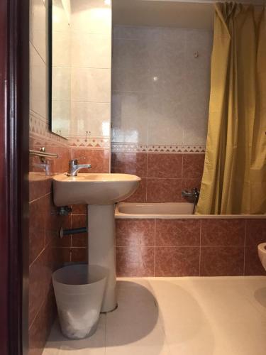 La salle de bains est pourvue d'un lavabo et d'une baignoire. dans l'établissement PISO EN BURJASOT, à Burjasot
