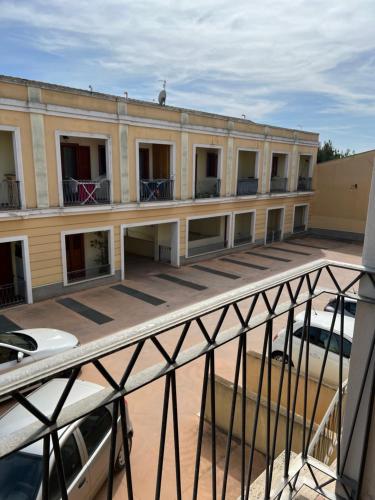 een gebouw met veel ramen en een balkon bij Residenza "SINIS" in Càbras