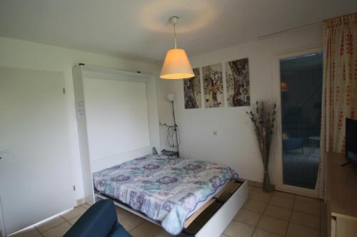 1 dormitorio con 1 cama en una habitación en "Chezvero46" résidence 3 étoiles avec piscine, wifi et vélos en Prayssac