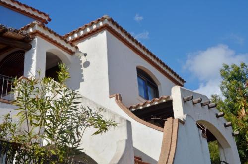 een huis met een glijbaan ervoor bij Mandorlo 5 in Santa Maria Navarrese