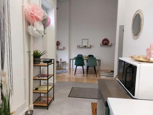 una cucina e una sala da pranzo con tavolo e forno a microonde di FAND Center Apartman Luxury a Szeged