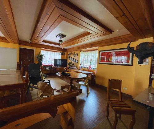 Ein Restaurant oder anderes Speiselokal in der Unterkunft Pinecone Lodge & Restaurant 