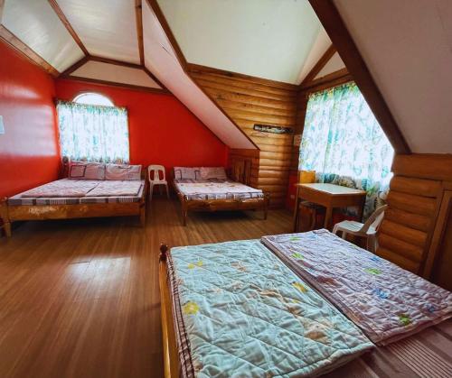 Ein Bett oder Betten in einem Zimmer der Unterkunft Pinecone Lodge & Restaurant