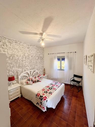 a bedroom with a bed and a ceiling fan at Villa galana in Les Cases d'Alcanar