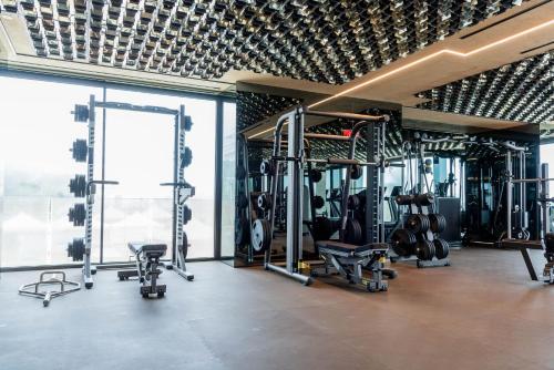 un gimnasio con muchos equipos en un edificio en The Promenade Luxury Wellness Hotel en Riccione