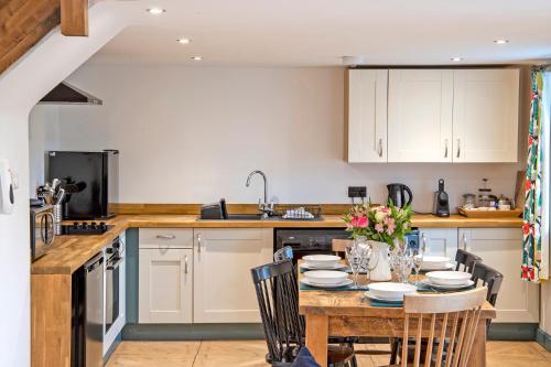 Η κουζίνα ή μικρή κουζίνα στο Stainsborough Hall Holiday Cottages