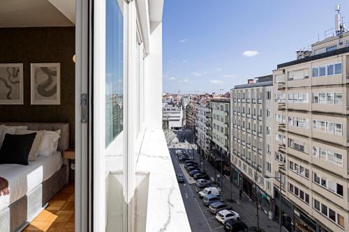 een kamer met een bed en uitzicht op de stad bij Ceuta Studio Apartments by LovelyStay in Porto