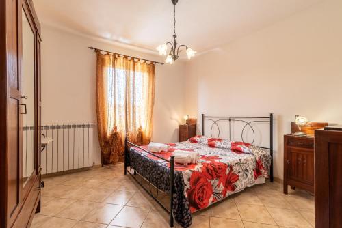 een slaapkamer met een bed, een dressoir en een raam bij Ovaiola in Civitella in Val di Chiana