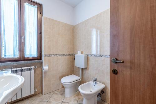 a bathroom with a toilet and a sink at Ovaiola in Civitella in Val di Chiana