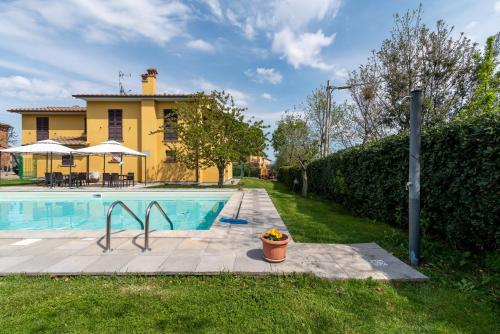 a swimming pool in front of a house at Ovaiola in Civitella in Val di Chiana
