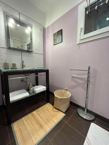 une salle de bain avec un lavabo et un miroir dans l'établissement Maison de campagne proche Libourne, à Saint-Denis-de-Pile