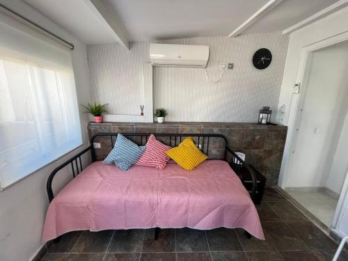 En eller flere senge i et værelse på Habitacion con terraza en Alicante