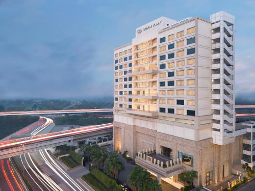 uma representação de um edifício ao lado de uma auto-estrada em Crowne Plaza New Delhi Mayur Vihar Noida, an IHG Hotel em Nova Deli