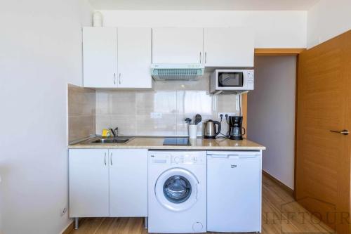 Kuchyň nebo kuchyňský kout v ubytování Inftour Arenal Sol Apartamento