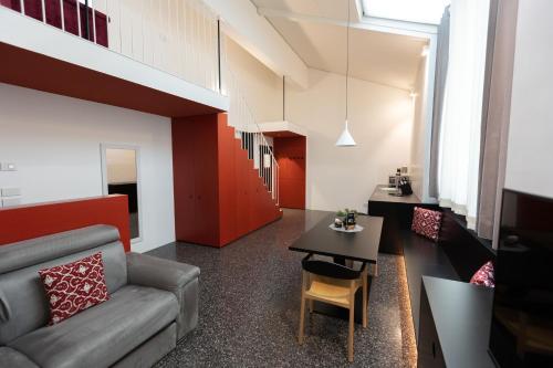 un soggiorno con divano e tavolo di Pepper Lounge & Suite a Bolzano