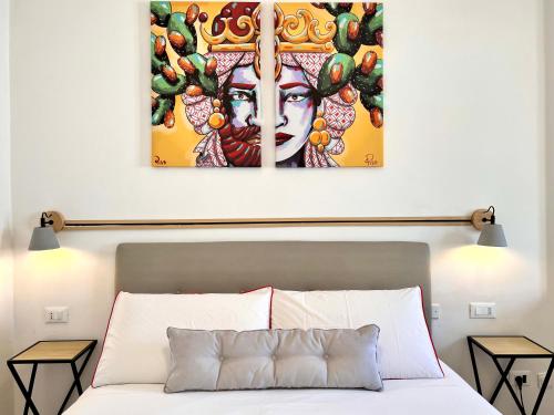 パレルモにあるVilla di Nera B&Bのベッドルーム1室(壁に絵画が描かれたベッド1台付)