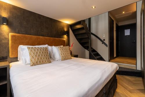 Postel nebo postele na pokoji v ubytování Monument Hotel
