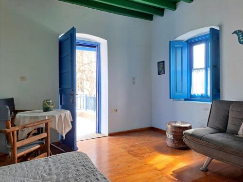ein Wohnzimmer mit einem Sofa und einem Tisch in der Unterkunft LA-REEF at Lakki, Leros in Lakkíon
