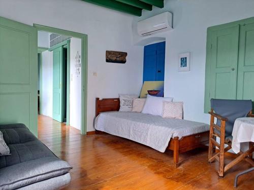 ein Wohnzimmer mit einem Bett und einem Sofa in der Unterkunft LA-REEF at Lakki, Leros in Lakkíon