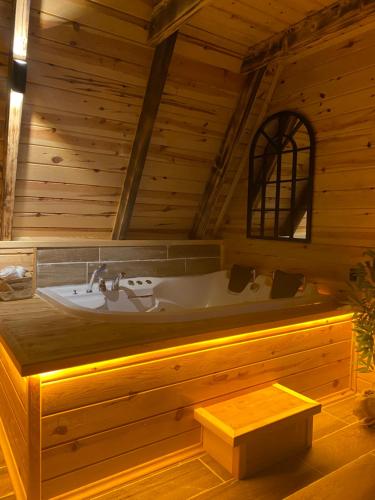a bathroom with a tub in a wooden room at FOGA BUNGALOV in Çamlıhemşin