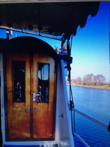 un barco con una puerta en medio del agua en Schiff AHOY, Hotelschiff, Hausboot, Boot, Passagierschiff, en Stuttgart