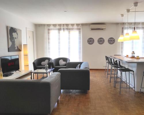 a living room with couches and a bar with a counter at Standing 4(*), 94m, lumineux, calme à Euromed in Marseille