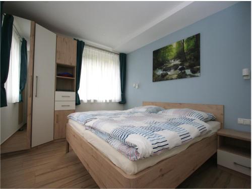 een slaapkamer met een bed en een schilderij aan de muur bij 4 Sterne Ferienwohnung Sorbitztal in Rohrbach