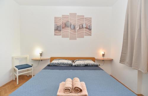 1 dormitorio con 1 cama con toallas en Apartments Lavanda 108, en Fažana