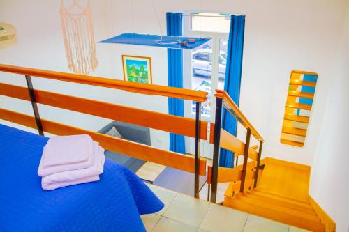 - une chambre avec un lit bleu et un escalier dans l'établissement MAISON SAN MARTINO, à Naples