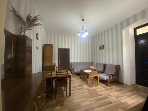 ein Wohnzimmer mit einem Sofa und einem Tisch in der Unterkunft Guesthouse Venera in Mestia