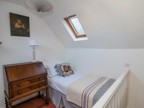 um pequeno quarto com uma cama e uma cómoda em 83 Upper John Street em Wexford
