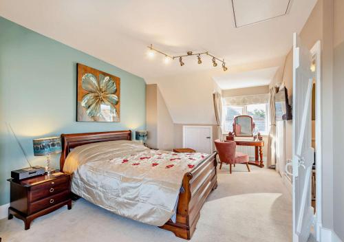 a bedroom with a bed and a desk and a chair at Beachtown Cottage in Broadstairs