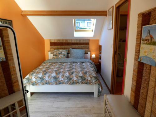ein Schlafzimmer mit einem Bett in einem kleinen Zimmer in der Unterkunft LA TUILIERE in Mutigny