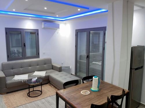 ein Wohnzimmer mit einem Sofa und einem Tisch in der Unterkunft Résidence Inès Djerba Appartements VIP in Houmt Souk