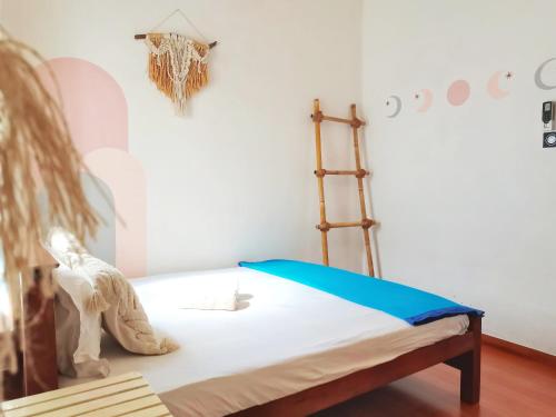um quarto com uma cama com um brinquedo de dinossauro em Boho Garden Guest House em Mirissa