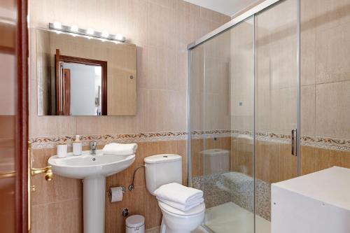 uma casa de banho com um WC, um lavatório e um chuveiro em Casa Candido em Playa Honda