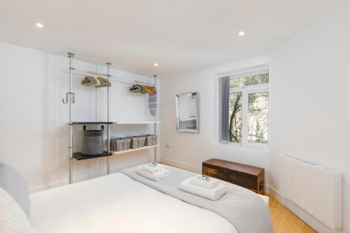 ein weißes Schlafzimmer mit einem großen Bett und einem Fenster in der Unterkunft Central, Spacious 1 Bed- Hove in Brighton & Hove
