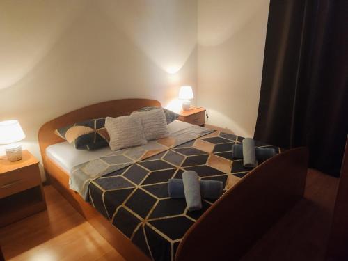 1 dormitorio con 1 cama y 2 mesitas de noche con lámparas en Apartments Patricija en Polače