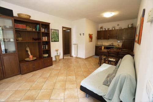 un soggiorno con divano e cucina di U Ciousu by Ligurian Life APPARTAMENTI IN AGRITURISMO a Vallebona