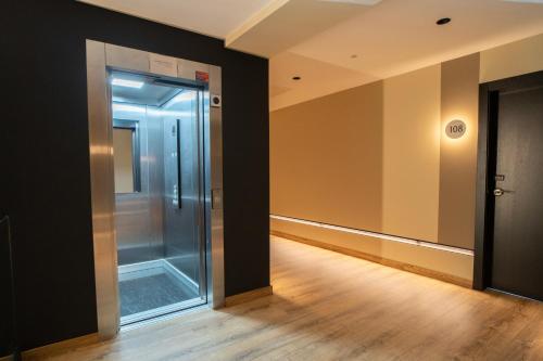 un corridoio vuoto con ascensore di vetro in un edificio di HOTEL RIO LEA 