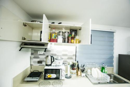 Kuchyň nebo kuchyňský kout v ubytování One Oasis 2BR Condo in Mabolo-near SM, Ayala, IT park