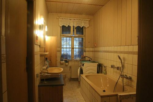 uma casa de banho com uma banheira e um lavatório em Ferienwohnung Talblick em Annaberg-Buchholz