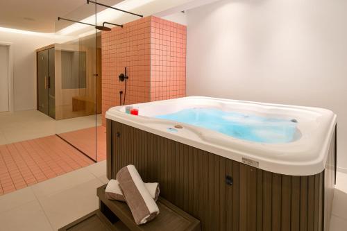 eine große Badewanne im Bad mit Dusche in der Unterkunft Seaview Villa Flora - Heated pool and Spa in Omiš