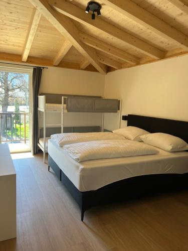 een slaapkamer met een bed en een stapelbed bij Apartmán Michal in Rattendorf