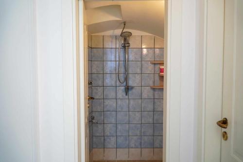 een badkamer met een douche met blauwe tegels bij Casa Elsa Terrazza con vista by ItalianHost in Maiori