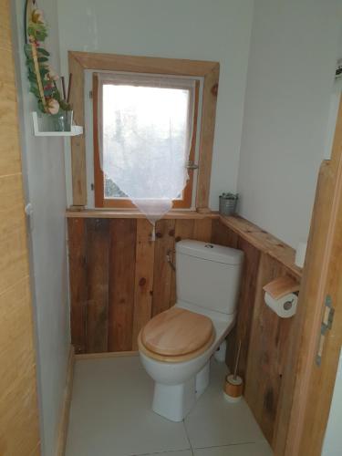 Elle comprend une petite salle de bains pourvue de toilettes et d'une fenêtre. dans l'établissement La Cabane, à Choussy