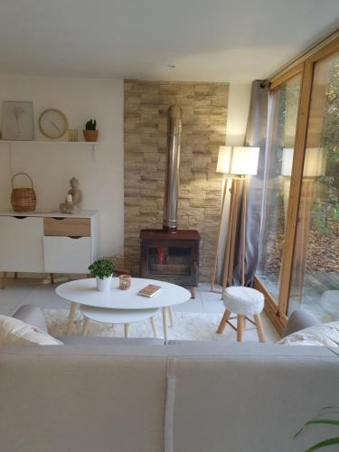 un salon avec une table et une cheminée dans l'établissement La Cabane, à Choussy