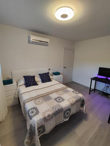 1 dormitorio con 1 cama grande y piano en Apartamento Costa de Poniente, en Benidorm