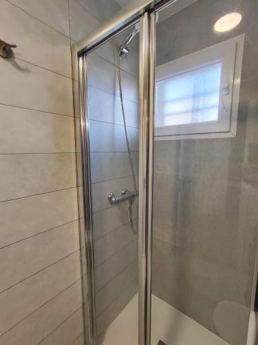 una doccia con porta in vetro e finestra di Apartamento Costa de Poniente a Benidorm