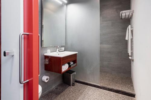 a bathroom with a sink and a mirror at Leerhotel Het Klooster in Amersfoort